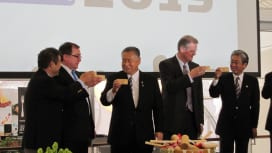 ＮＺで2019年Ｗ杯日本開催イベント。ラパセＩＲＢ会長（中央右）やマッカリーＮＺＷ杯大臣…